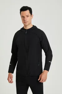 Vue de face d'un coupe-vent de running noir à capuche avec détails réfléchissants.