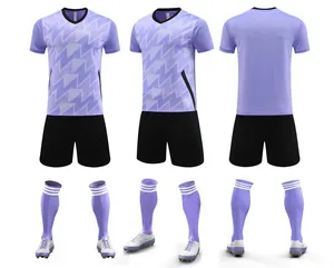 Vue détaillée sous trois angles de l'ensemble de football lavande à motifs géométriques