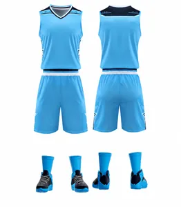 Vista dettagliata di un completo da basket stile americano azzurro ad asciugatura rapida