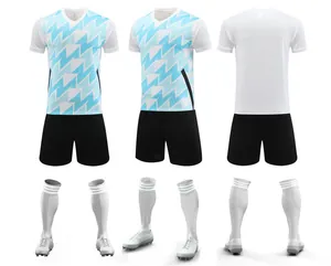 Vue détaillée de l'ensemble de maillot de foot avec motif géométrique bleu et short noir