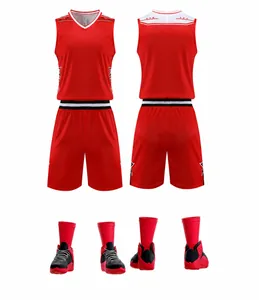 Viste anteriore e posteriore del set da basket rosso ad asciugatura rapida con scarpe