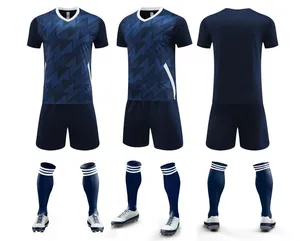 Ensemble de foot bleu complet avec maillot et short, vues de face, de côté et de dos