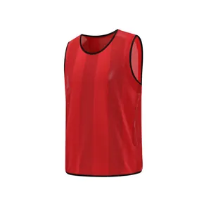 Detailansicht einer roten Mesh-Trainingsweste mit schwarzem Rand für den Teamsport