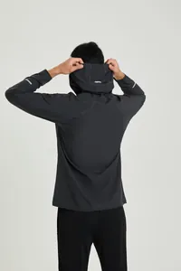 Vue arrière d'une veste de course légère à capuche avec détails réfléchissants de sécurité