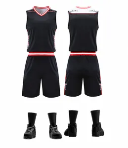 Completo da basket nero ad asciugatura rapida con bordi rossi e stivali sportivi