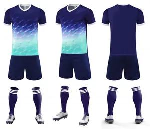 Vues avant latérale et arrière d'un ensemble de maillot de football dégradé bleu marine