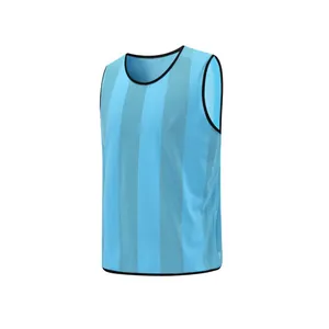 Detailansicht der hellblauen, atmungsaktiven Mesh-Sporttrainingsweste mit Saum