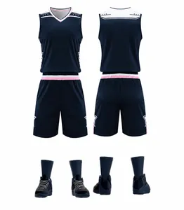 Vista dettagliata della divisa da basket blu reale e delle scarpe sportive coordinate.