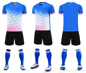 Vue sous plusieurs angles d'un ensemble de foot à séchage rapide au motif dégradé.