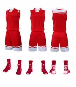 Detalle del conjunto de camiseta y pantalón corto de baloncesto rojo con calzado