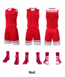 Détails de l'ensemble maillot et short de basket-ball rouge avec chaussures de sport