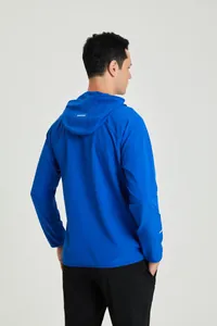 Vue arrière d'un coupe-vent de course bleu à capuche avec détails réfléchissants