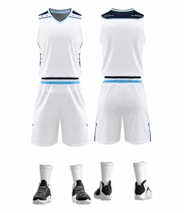 Vista anteriore e posteriore della divisa da basket bianca con scarpe coordinate
