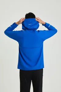 Vue arrière de la veste coupe-vent de course réfléchissante bleue à capuche de sport