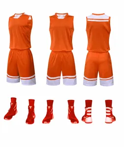 Vista detallada del conjunto de baloncesto naranja con zapatillas deportivas a juego