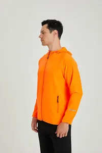 Vue latérale d'un coupe-vent de sport à capuche orange avec détails réfléchissants