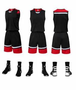 Vista multiángulo detallada del conjunto de baloncesto negro con acentos rojos vivos