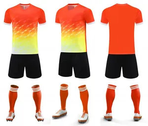 Vue détaillée de la tenue de football orange à séchage rapide avec maillot et short.