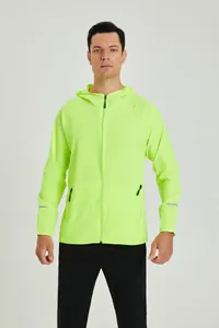 Vue de face détaillée d'un coupe-vent de sport à capuche vert néon léger sur un mannequin.