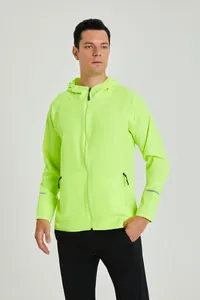 Gros plan d'un coupe-vent de course léger vert fluo avec des bandes réfléchissantes
