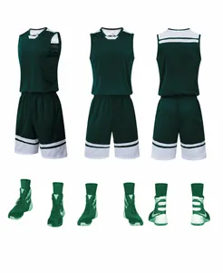 Vista detallada del conjunto de baloncesto verde oscuro y calzado deportivo a juego