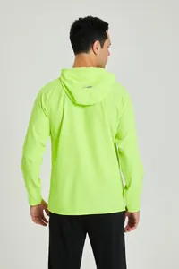 Vue arrière détaillée d'un coupe-vent de sport à capuche vert néon en tissu respirant