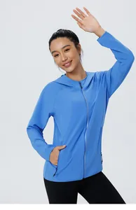 Détail d'une veste de course bleue pour femme avec fermeture éclair et poches pratiques