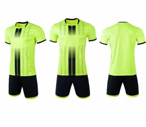 Meerdere aanzichten van het fluorescerend groene voetbaltenue met korte mouwen.