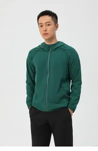 Mannequin asiatique portant un coupe-vent de sport à capuche vert foncé zippé