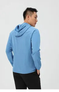 Vue arrière d'un coupe-vent à capuche bleu clair respirant pour la course des hommes