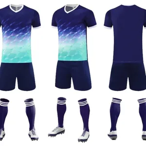 Completo da calcio professionale con sfumatura blu e verde, pantaloncini e calzettoni.