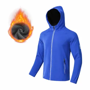Coupe-vent de course à capuche bleu avec doublure polaire et détails réfléchissants.