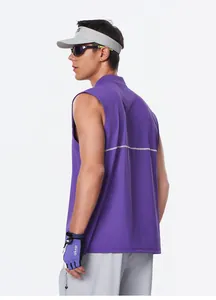 Détail de profil d'un débardeur de sport violet respirant à séchage rapide pour homme.