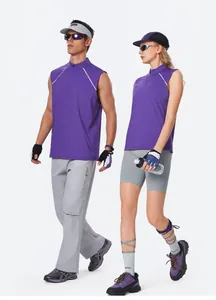 Modèles portant des débardeurs de sport violets à séchage rapide pour le fitness