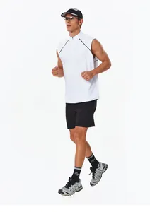 Vue complète d'un débardeur de sport blanc à séchage rapide pour le running et le fitness.