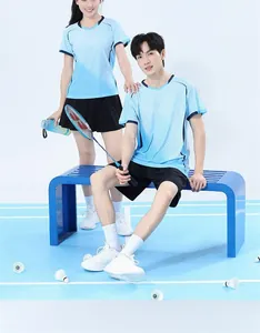 Atmungsaktives Unisex-Badminton-Trikot-Set in Hellblau, präsentiert auf einem Sportplatz