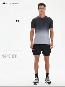 Vue complète d'un ensemble de sport pour homme avec t-shirt dégradé et short noir