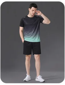 Vue de l'ensemble de sport pour hommes avec t-shirt au design dégradé noir à vert