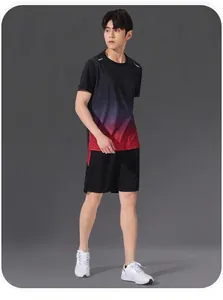 Vue complète de l'ensemble de sport pour hommes avec dégradé noir et rouge