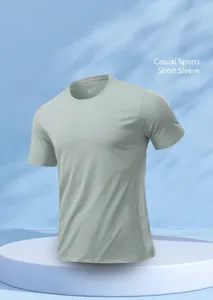 Vue détaillée du tissu respirant sur un t-shirt de sport pour homme vert sauge