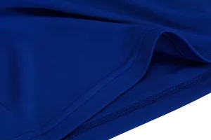 Μακροεντολή λεπτομέρεια μπλε αναπνεύσιμου υφάσματος ποδοσφαιρικής φανέλας και ραφής