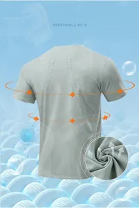 Vue détaillée du dos en mesh respirant d'un t-shirt de sport gris à séchage rapide pour homme