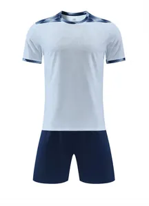 Detailweergave van wit en marineblauw sneldrogend ademend voetbaltenue voor heren