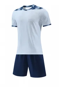 Detail van ademend wit voetbalshirt met blauwe schouderpatronen en donkerblauwe short.