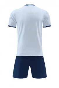 Achteraanzicht van wit voetbalshirt met blauwe korte broek, ademende droge stof.