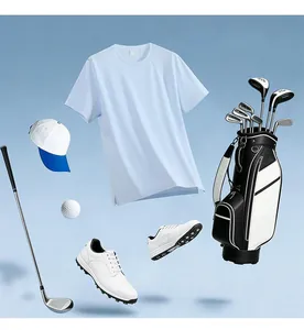 Lichtblauw ademend golf-T-shirt getoond met golfclubs en sportaccessoires erbij.