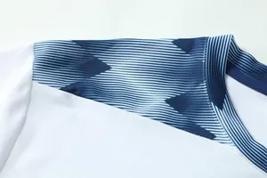 Detail van blauw gestreept sublimatiepatroon op de schouder van het voetbalshirt