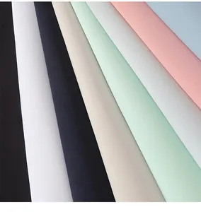 Detailopname van de textuur van ademende, sneldrogende golfshirtstoffen in vele kleuren