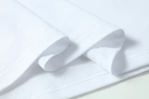 Close-up van de witte ademende voetbalshirtstof met hoogwaardige stiksels aan de zoom