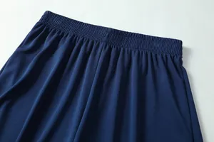 Detailweergave van de elastische tailleband van marineblauwe voetbalshorts van ademende stof.